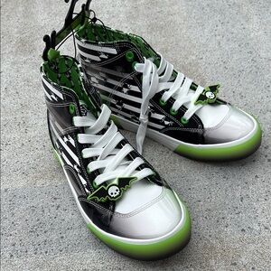 “Beetlejuice” women’s Stylish High-Top Sneakers
NWT